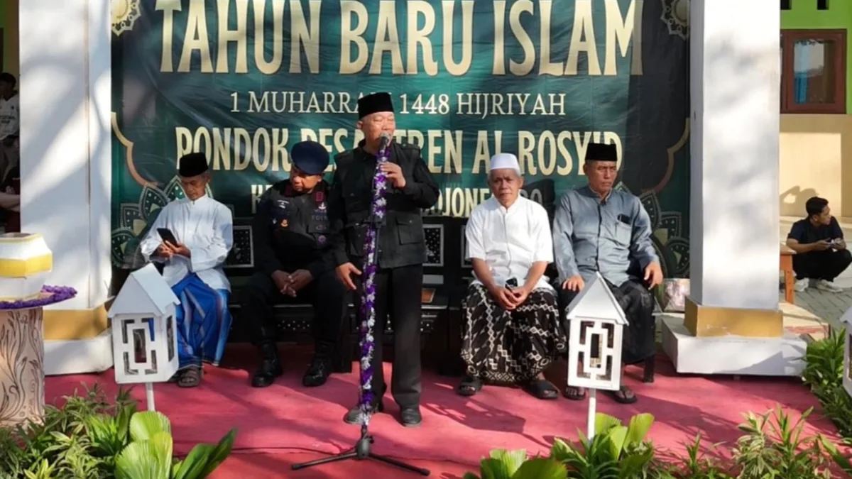 KH. Alamul Huda Masyhur Pimpinan Ponpes Al-Rosyid memberikan sambutan pada pembukaan Pawai Ta'aruf Ponpes Al-Rosyid dalam rangka Meriahkan Pergantian Tahun Baru Islam 1448 H