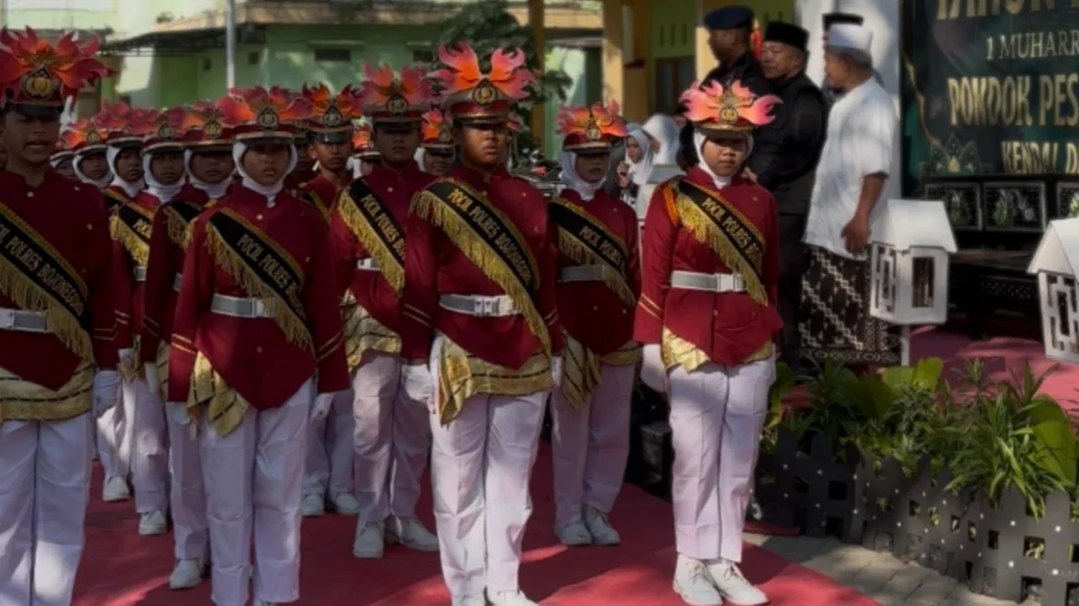 Gagah dan rapi Marching band Al-Rosyid membuka Pawai Ta'aruf Ponpes Al-Rosyid