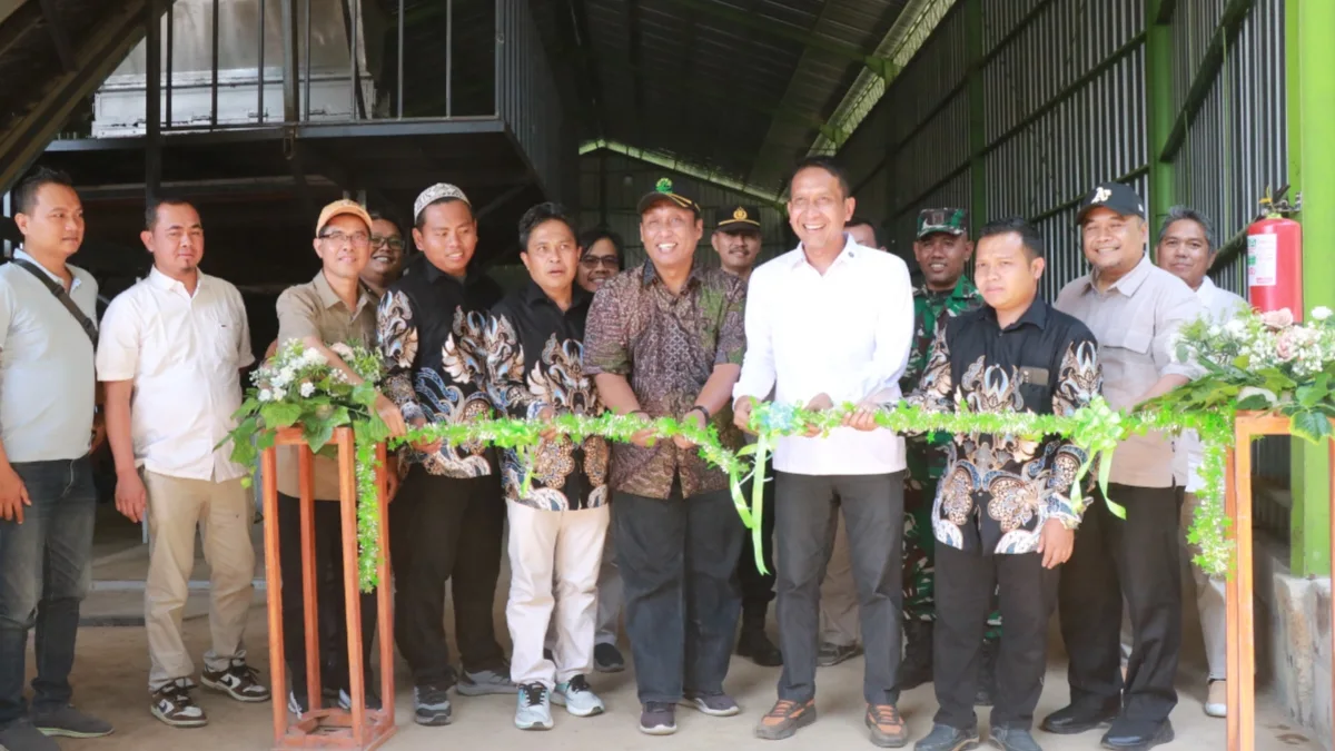 Bupati Bojonegoro Setyo Wahono meresmikan pabrik pengolahan porang PT NPHI di Desa Klino Kecamatan Sekar.