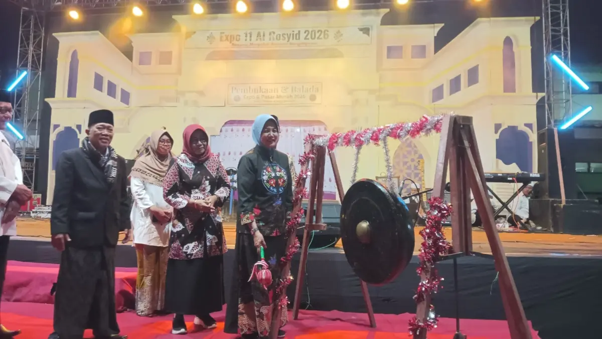 Wakil Bupati Bojonegoro Nurul Azizah memukul gong saat membuka Expo dan Pasar Murah Al-Rosyid 2026 di Bojonegoro.