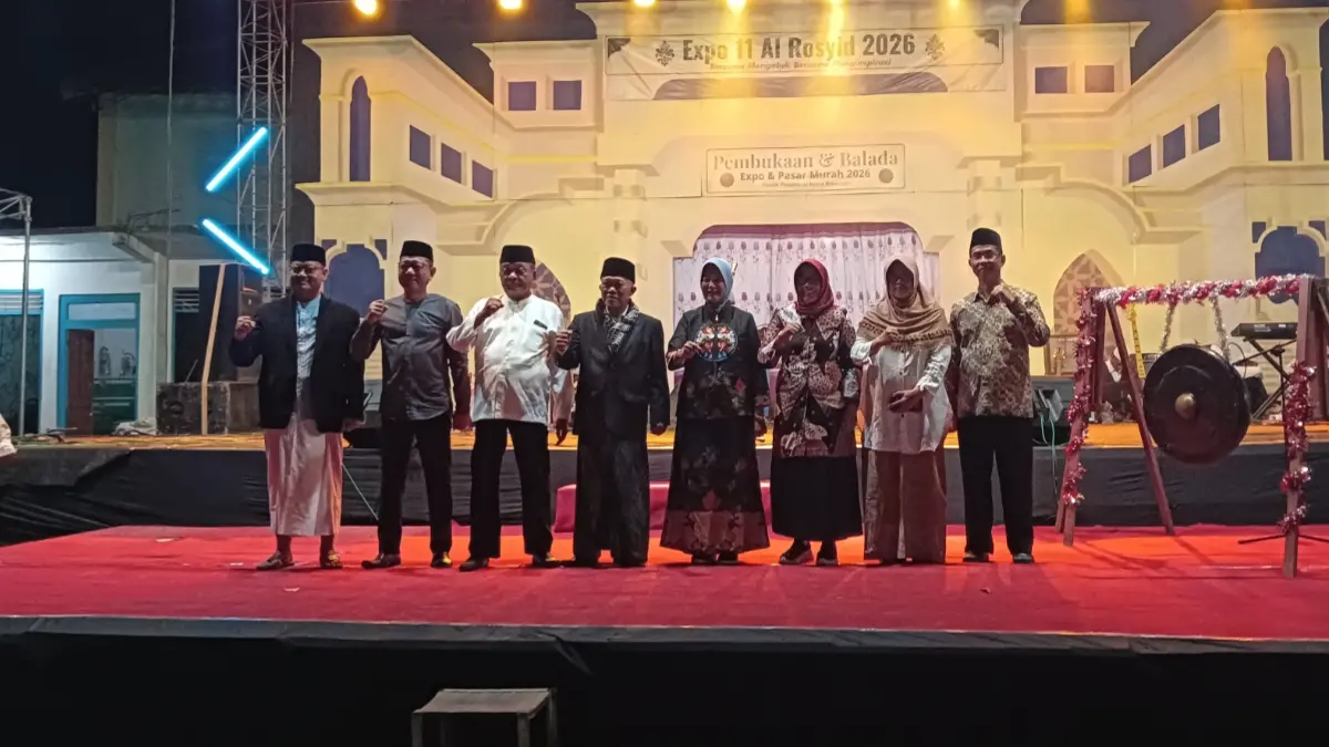 Nurul Azizah Wakil Bupati Bojonegoro photo bersama Pimpinan Ponpes Al-Rosyid serta tamu kehormatan lain setelah membuka Expo dan Pasar Murah Al-Rosyid
