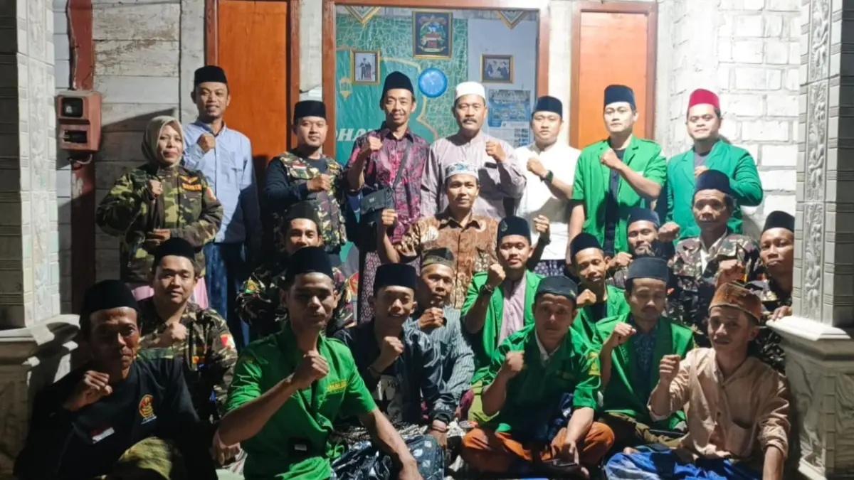 Pengurus dan kader PAC GP Ansor Dander foto bersama usai pertemuan rutin di Desa Karangsono.