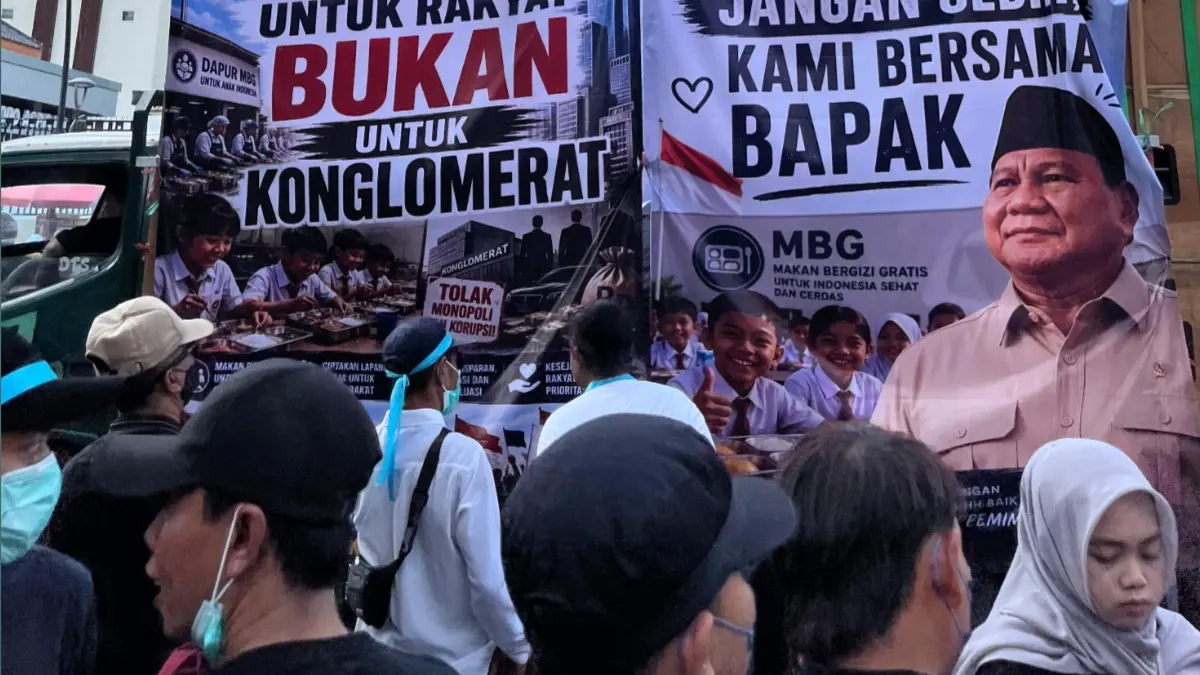 Ribuan pekerja dan mitra Program Makan Bergizi Gratis (MBG) membawa spanduk dukungan saat menyampaikan aspirasi di DPRD Bojonegoro.