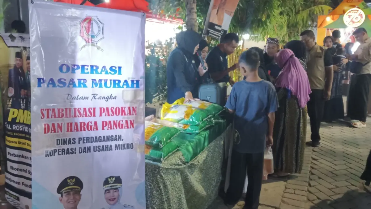 Warga membeli kebutuhan pokok pada Operasi Pasar Murah Disdagkop Kabupaten Bojonegoro di Expo dan Pasar Murah Al-Rosyid 2026.
