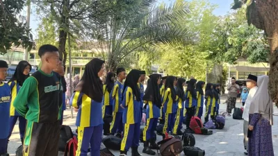 Peserta Polisi Cilik MI Al-Rosyid saat prosesi pemberangkatan menuju lomba Pocil di Polda Jawa Timur.