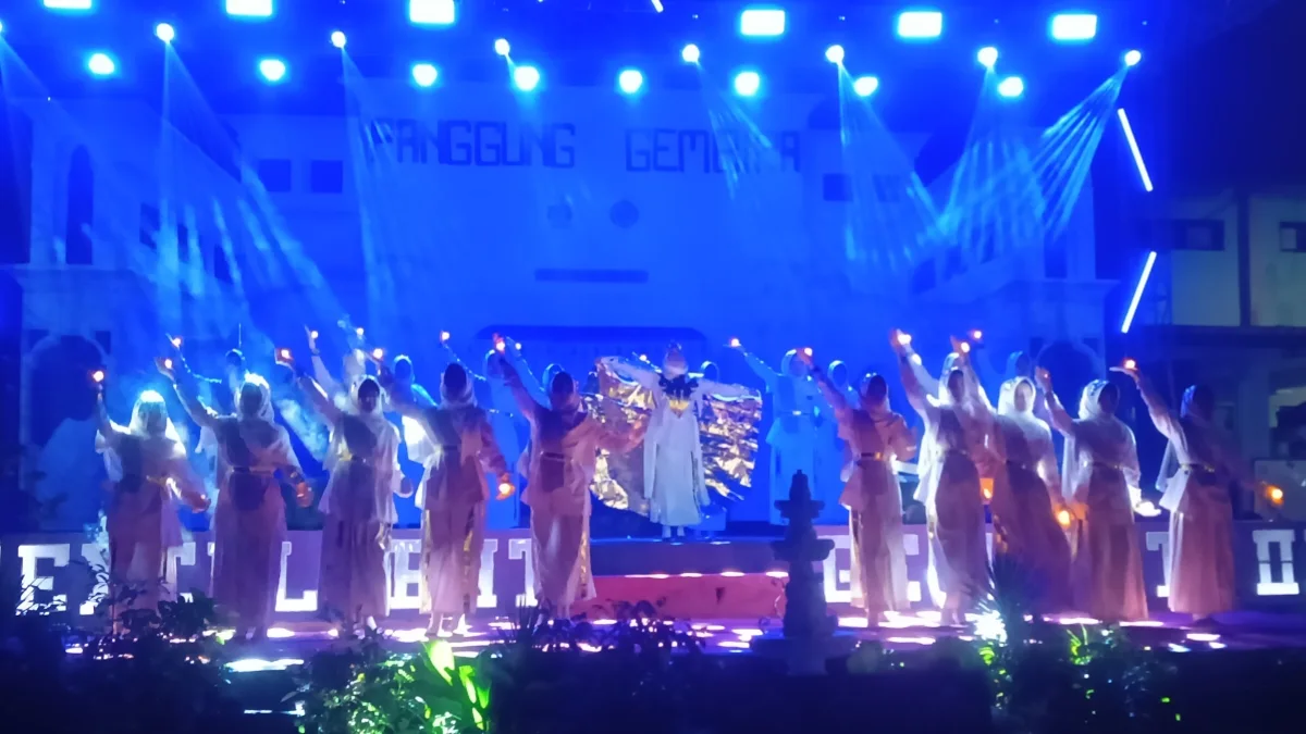 Penampilan spektakuler santriwan dan santriwati Al-Rosyid pada Panggung Gembira Expo dan Pasar Murah Al-Rosyid di Dander Bojonegoro.