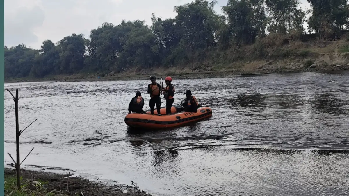 Tim SAR gabungan melakukan pencarian warga Ngraho yang hilang di Sungai Bengawan Solo menggunakan perahu karet.