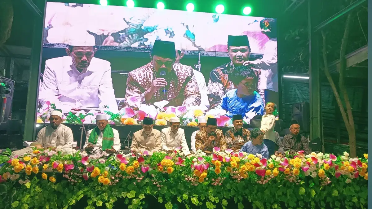 KH. Abraham Naja Mangkunegara memimpin Tahlil dan Istighosah Kubro