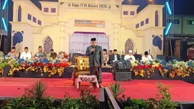 KH. Sholihin Yusuf memberikan tausiyah dalam pengajian umum penutupan Expo dan Pasar Murah Al-Rosyid 2026 di Bojonegoro.