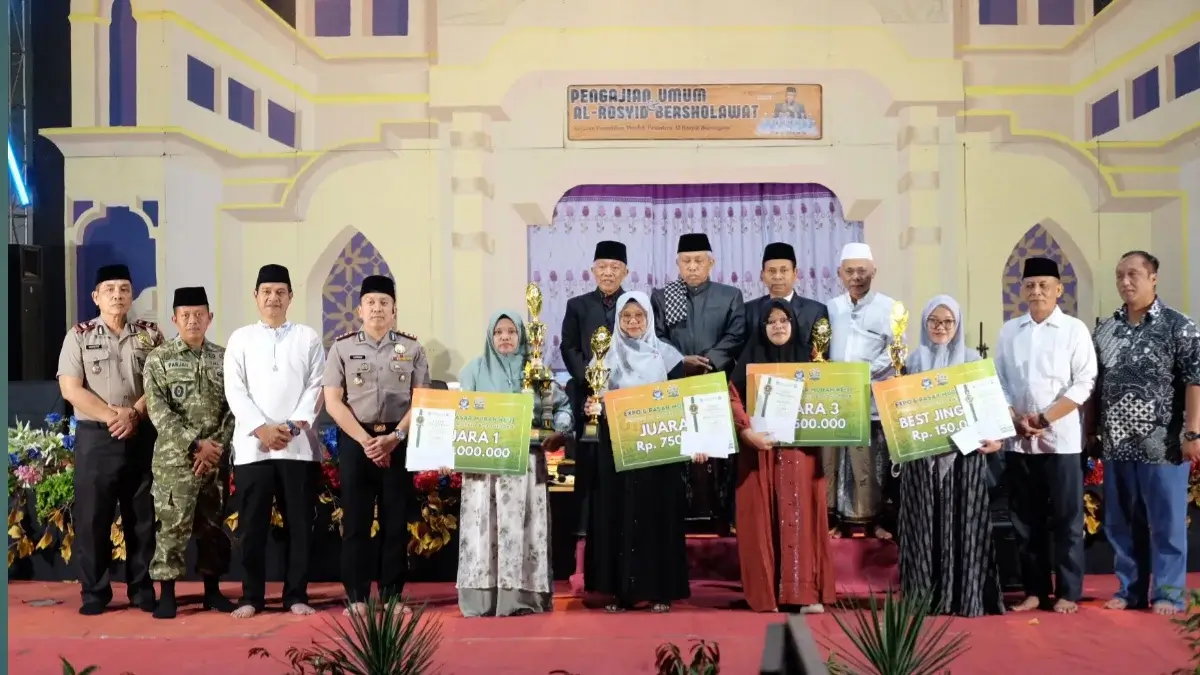 Pimpinan Ponpes Al-Rosyid dan tamu kehormatan berfoto bersama para pemenang Lomba Hadrah Emak-Emak pada penutupan Expo dan Pasar Murah Al-Rosyid 2026 di Bojonegoro.