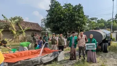 LAZISNU Bojonegoro dan MWCNU Kepohbaru Salurkan Air Bersih untuk Warga Terdampak Kekeringan