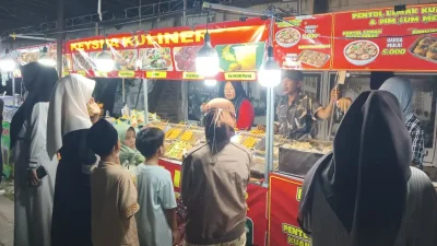 Pengunjung memadati stan kuliner UMKM pada Expo dan Pasar Murah Al-Rosyid 2026 di Bojonegoro.
