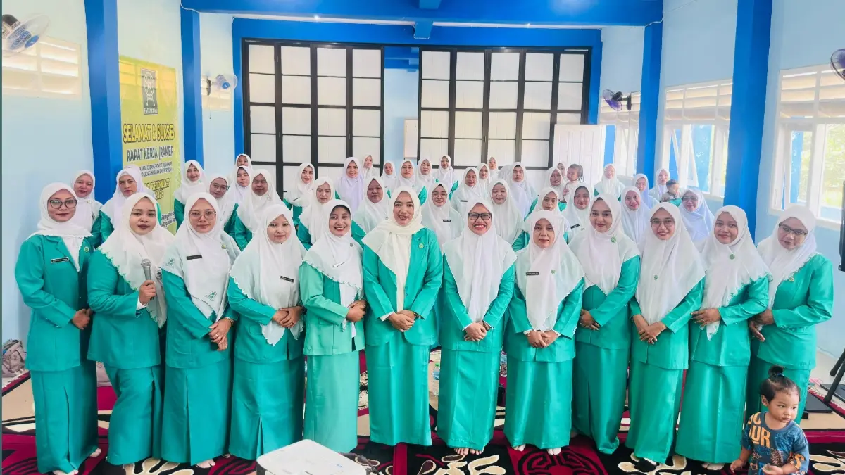Foto bersama peserta Raker PAC Fatayat NU Dander yang dirangkai Seminar Keorganisasian dan Persidangan di Ponpes Al-Munawwar Desa Kunci, Bojonegoro.