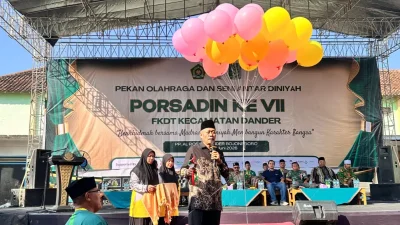 H. Sun'an membuka Porsadin VII FKDT Kecamatan Dander dengan melepaskan balon di Ponpes Al-Rosyid Bojonegoro.