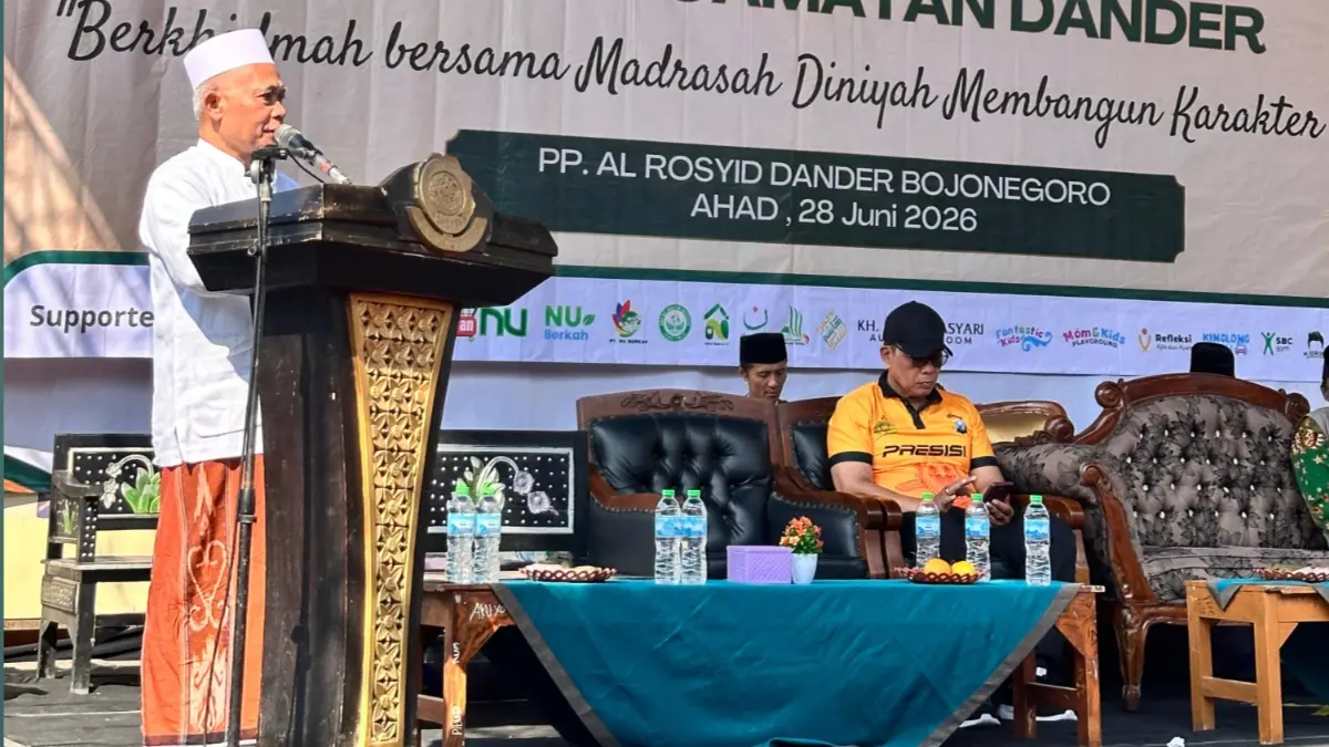 KH. Shofiulloh Masyhur memimpin doa pada pembukaan Porsadin VII FKDT Kecamatan Dander di Ponpes Al-Rosyid Bojonegoro.