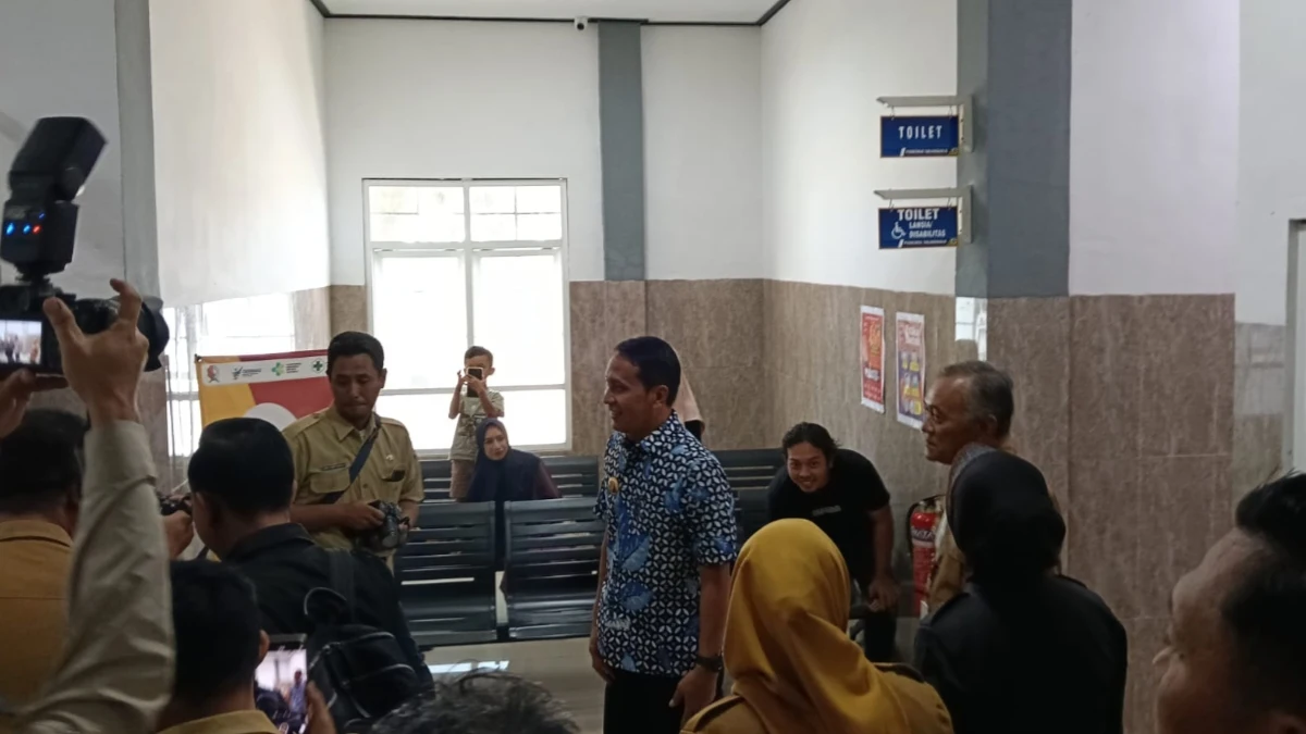 Bupati Bojonegoro Setyo Wahono meninjau ruang pelayanan usai meresmikan operasional Puskesmas Tanjungharjo di Kecamatan Kapas.