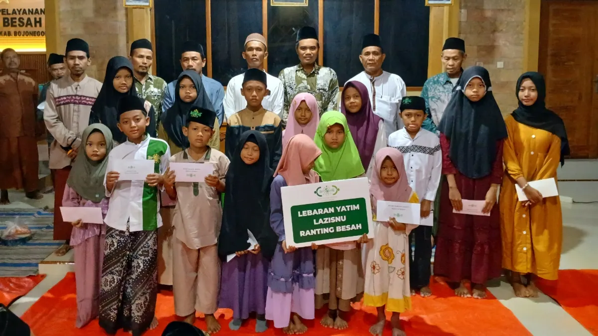 LAZISNU Ranting Besah bersama anak yatim penerima santunan di Balai Desa Besah, Kecamatan Kasiman, Bojonegoro.