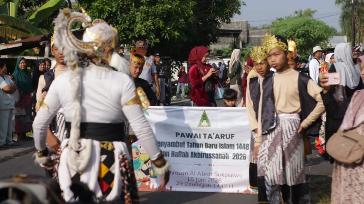 Pawai Ta'aruf siswa Yayasan Al-Abror Sukosewu menyambut Tahun Baru Hijriah 1448 H di Bojonegoro.