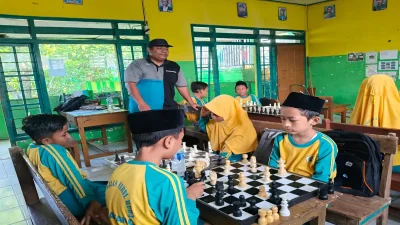 Siswa MI Nurul Huda Temayang mengikuti lomba catur dalam Ajang Prestasi Siswa 2026.