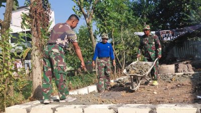 Anggota Kodim Bojonegoro melaksanakan Karya Bakti TNI dengan pembangunan infrastruktur di wilayah binaan.