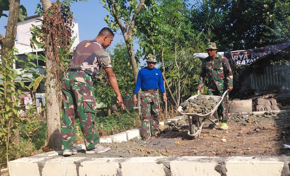 Anggota Kodim Bojonegoro melaksanakan Karya Bakti TNI dengan pembangunan infrastruktur di wilayah binaan.