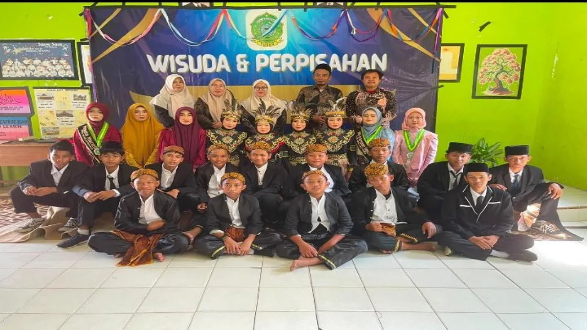 Siswa, guru, dan tenaga pendidik MTs Walisongo Jatirogo berfoto bersama dalam acara wisuda dan perpisahan siswa kelas IX Tahun Pelajaran 2025/2026.