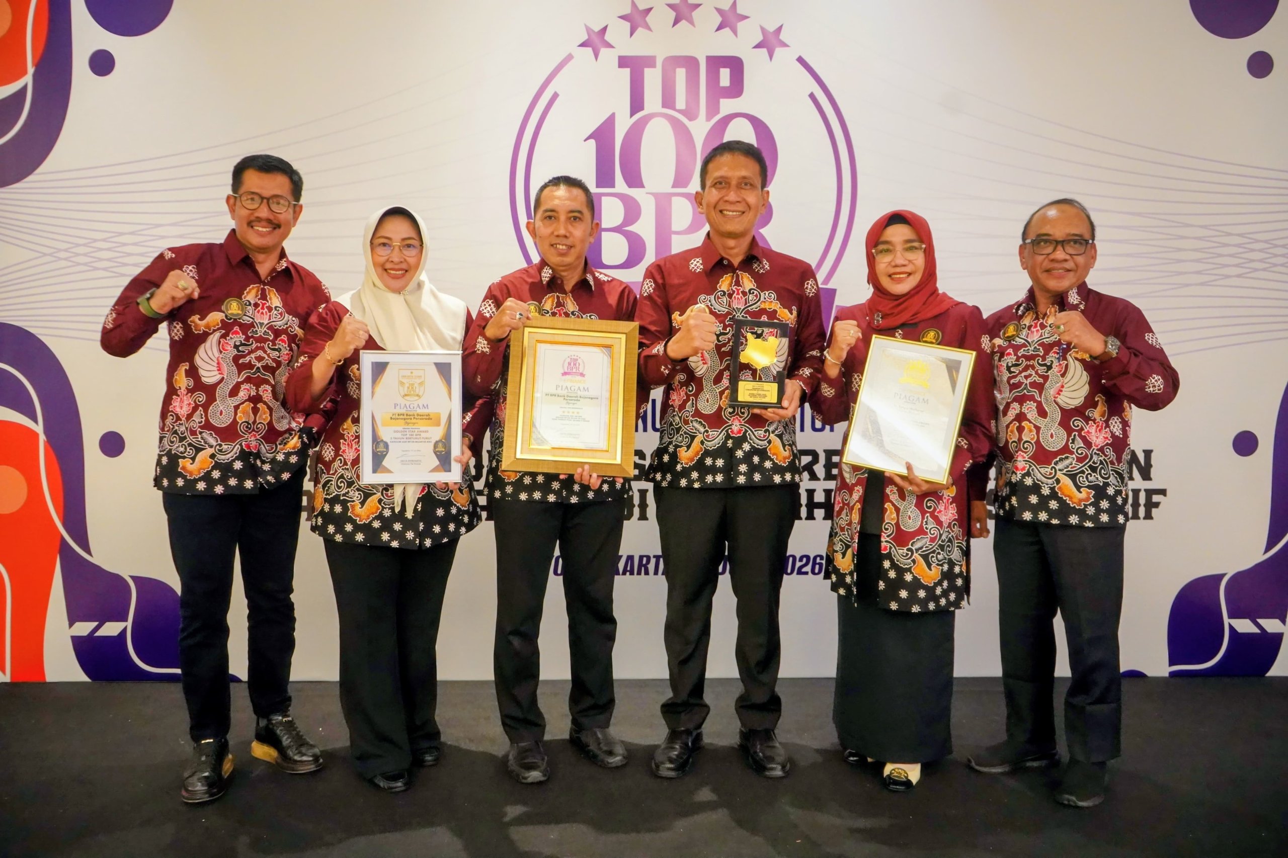BPR Bank Daerah Bojonegoro meraih penghargaan Top 100 BPR dan Bintang Empat tahun 2026.