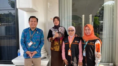 Wabup Bojonegoro Nurul Azizah berfoto bersama petugas BPS dalam kegiatan pendataan Sensus Ekonomi 2026 di Rumah Dinas Wakil Bupati.