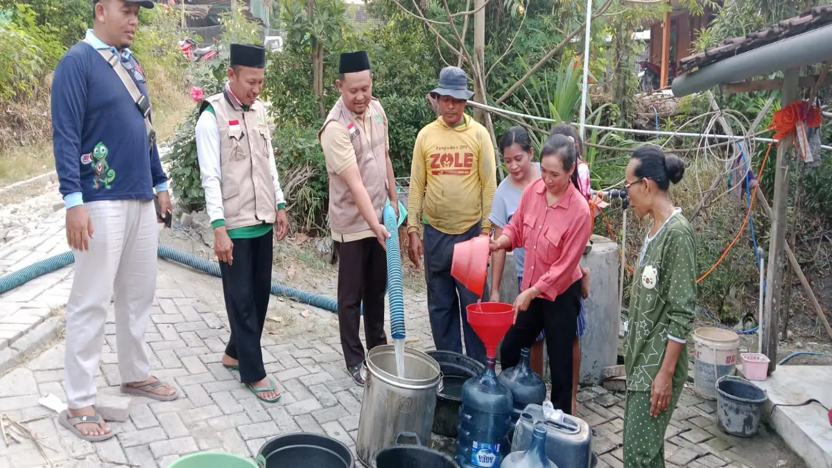 LAZISNU PCNU Bojonegoro menyalurkan bantuan air bersih kepada warga terdampak kemarau di Kecamatan Ngraho.