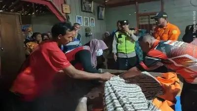 Tim SAR dan keluarga saat proses penyerahan jenazah Muhadi korban tenggelam di Bengawan Solo, Bojonegoro.