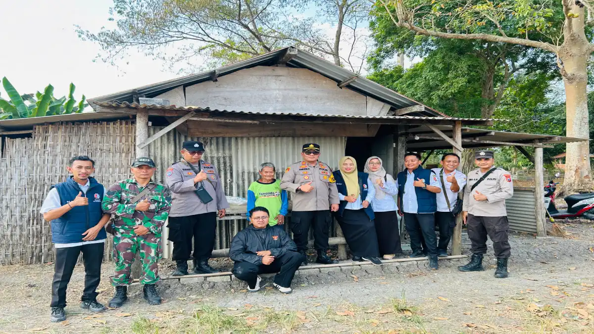 Dinsos Bojonegoro dan Polsek Kalitidu mengunjungi rumah Mbah Suparman di Desa Sumengko.