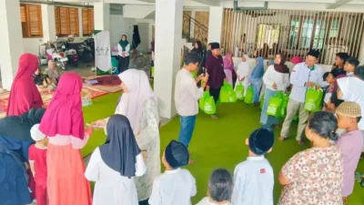 LAZISNU Bojonegoro bersama Hi-Tech memberikan santunan kepada sekitar 100 anak yatim pada 10 Muharram 1448 H di rumah H. Amin Mahmud, Bojonegoro.