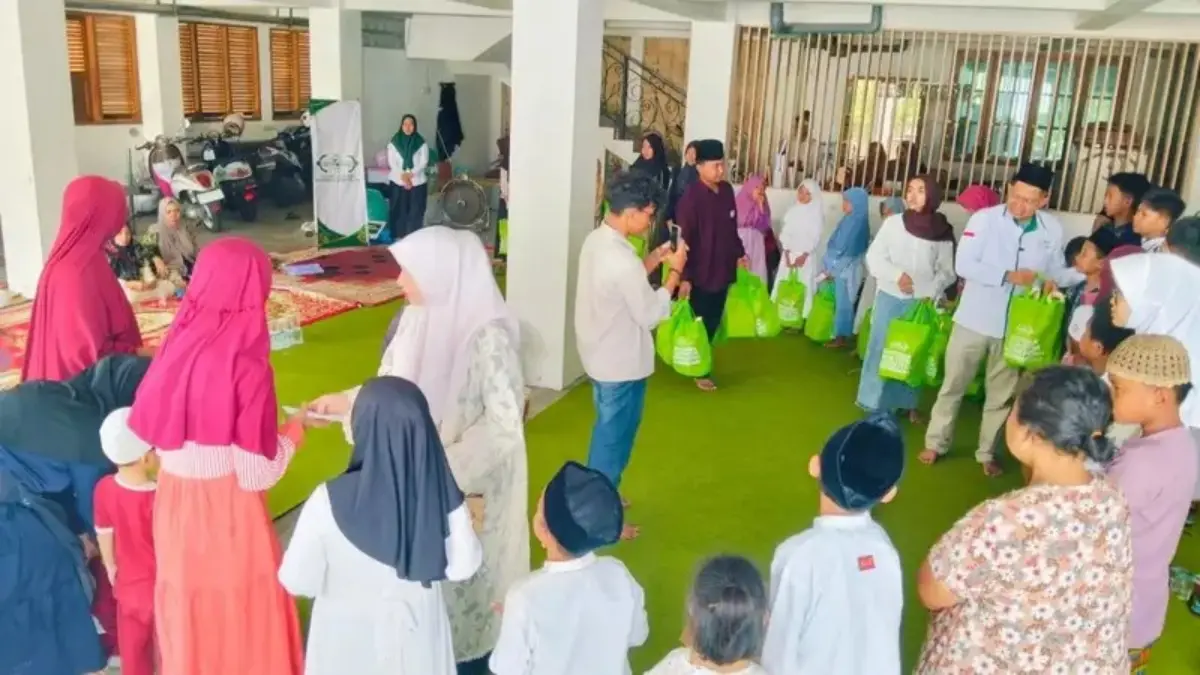 LAZISNU Bojonegoro bersama Hi-Tech memberikan santunan kepada sekitar 100 anak yatim pada 10 Muharram 1448 H di rumah H. Amin Mahmud, Bojonegoro.