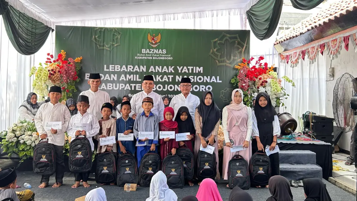 BAZNAS Kabupaten Bojonegoro menyerahkan santunan kepada 50 anak yatim pada peringatan Lebaran Anak Yatim Muharam 1448 Hijriah.