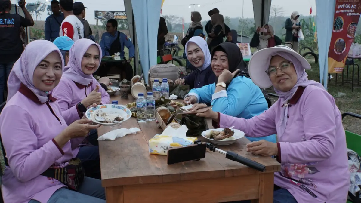 Elzadeba Agustina Kepala Disbudpar Bojonegoro bersama anggota TP PKK dan GOW nyantai di Agroforestri Hargomulyo
