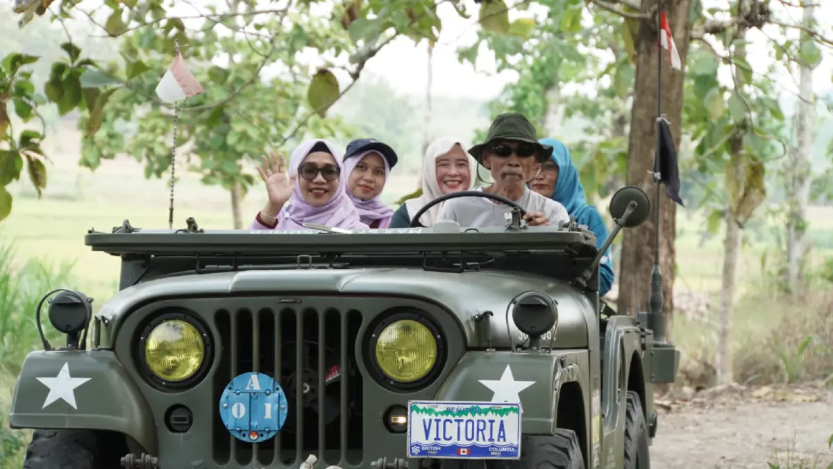 Cantika Wahono berkeliling menggunakan jeep saat menjelajahi wisata KaGeT Kedewan Bojonegoro.