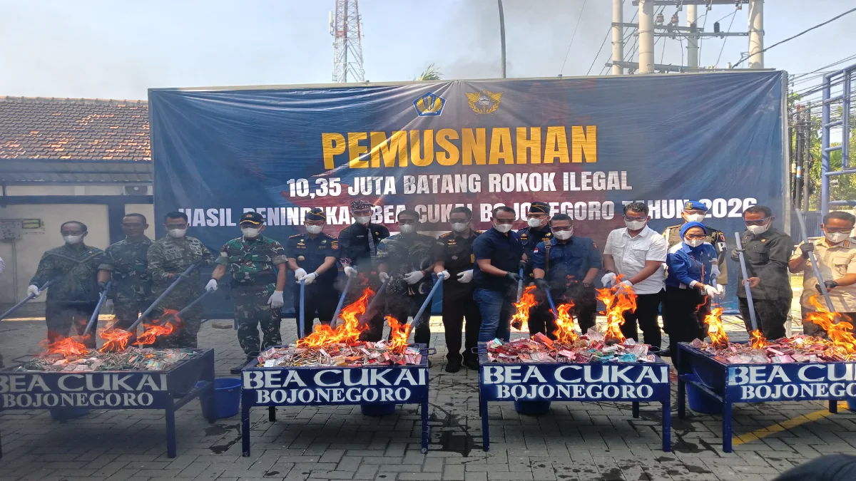 Bupati Bojonegoro Setyo Wahono bersama Bea Cukai Bojonegoro melakukan pembakaran simbolis rokok ilegal hasil penindakan.