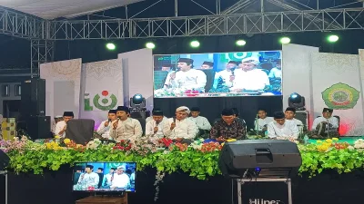 Jamaah menghadiri Gebyar Sholawat dalam rangka Haul ke-18 dan Haflah Akhirussanah Pondok Pesantren Sirojul Hikmah di Desa Bendo, Kapas, Bojonegoro.