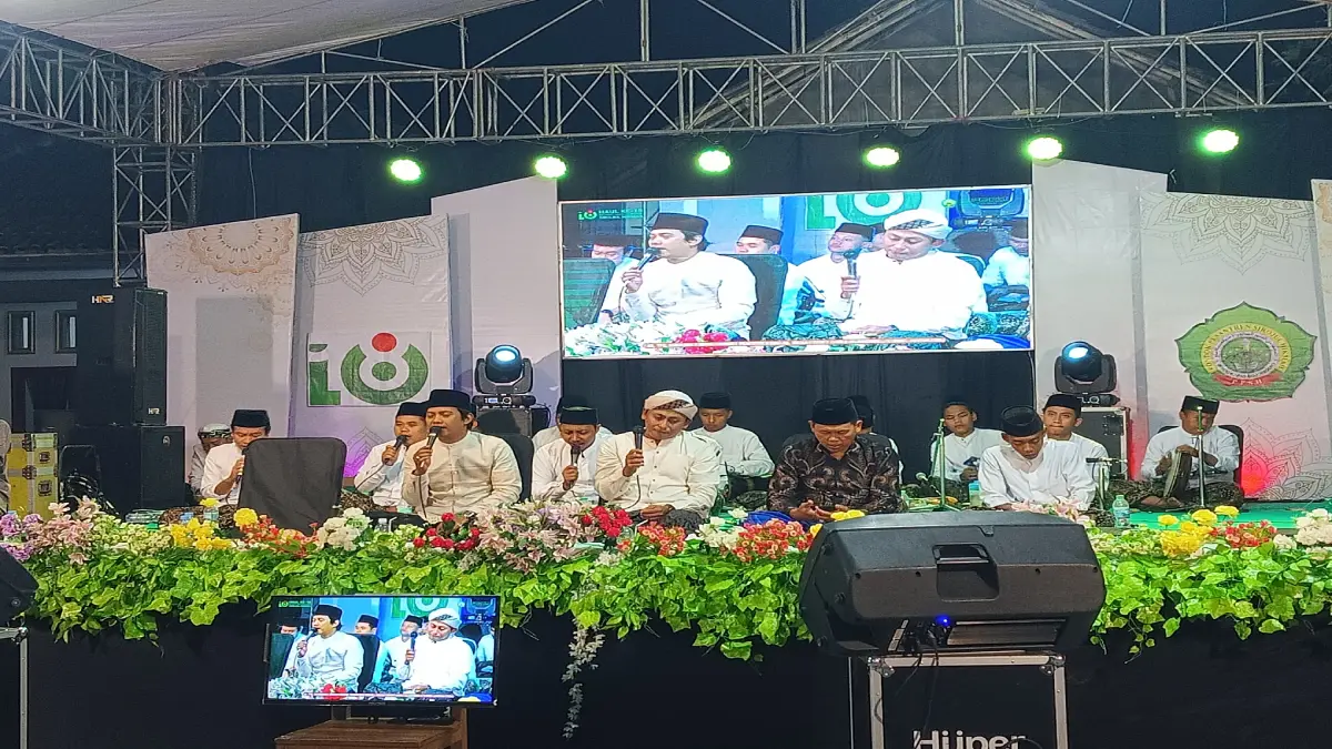 Jamaah menghadiri Gebyar Sholawat dalam rangka Haul ke-18 dan Haflah Akhirussanah Pondok Pesantren Sirojul Hikmah di Desa Bendo, Kapas, Bojonegoro.