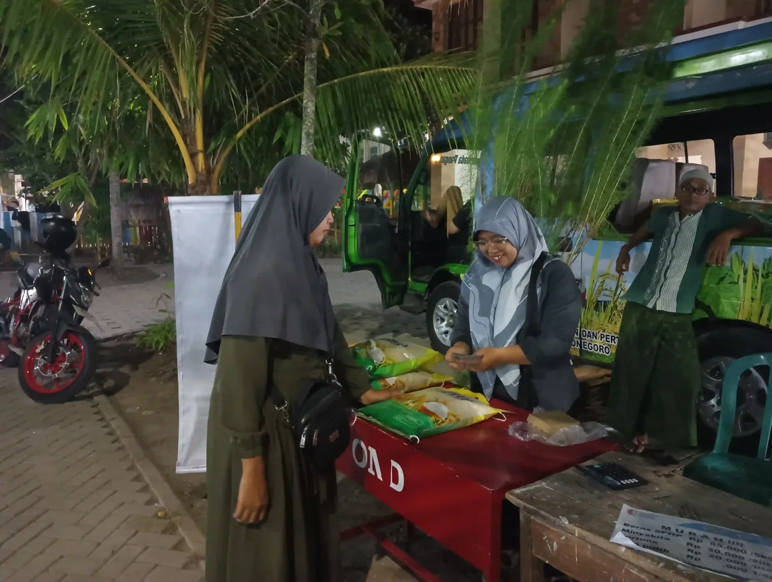 Petugas DKPP Bojonegoro melayani pengunjung yang memanfaatkan GPM