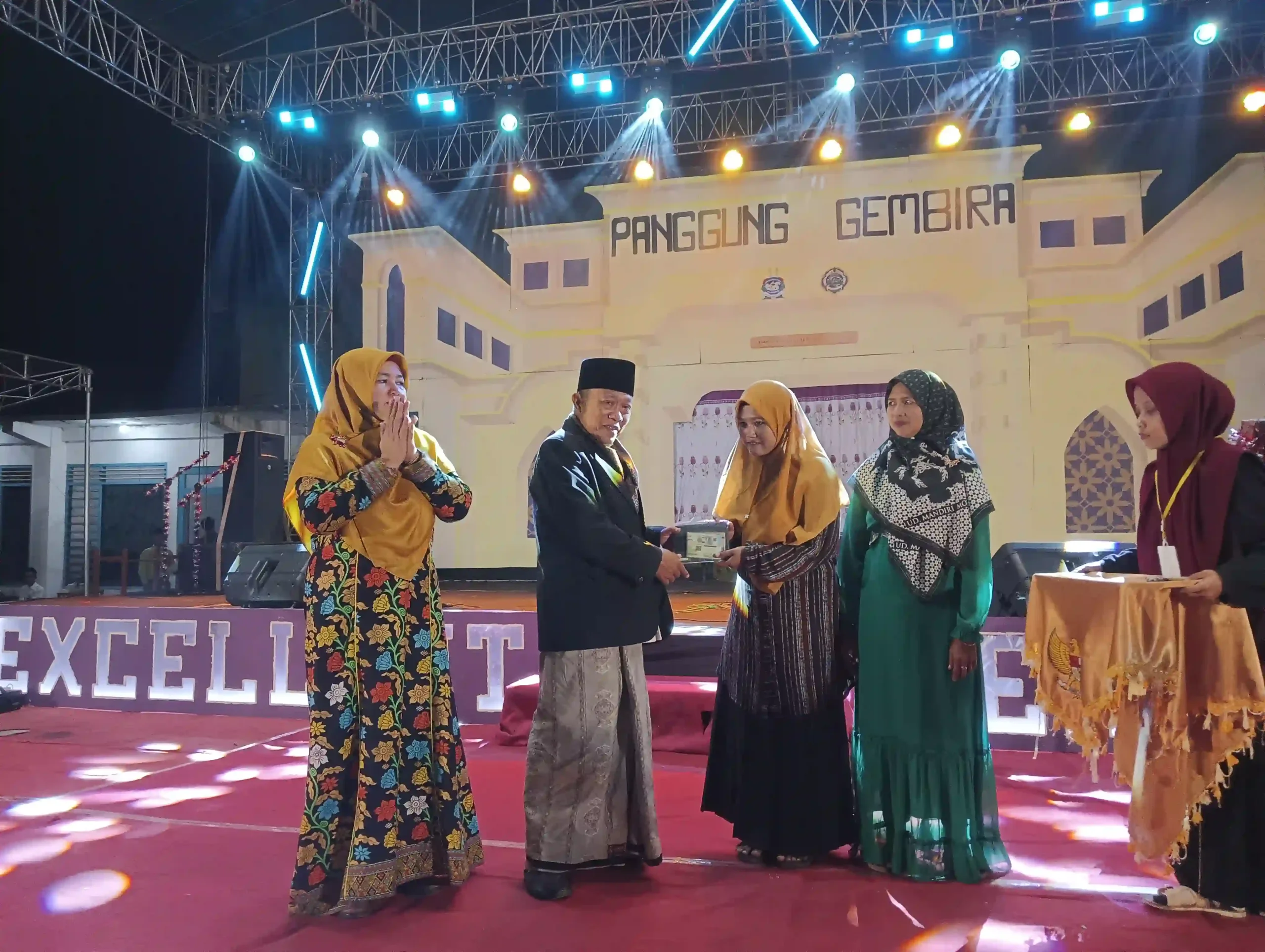 Rizka Nurlaili alumni tahun 2020 memberikan surat motor kepada KH. Alamul Huda Masyhur