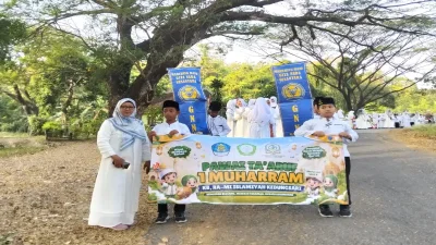 Semarak Tahun Baru Hijriah, Ratusan Siswa RA-MI Islamiyah Kedungsari Gelar Pawai Ta’aruf