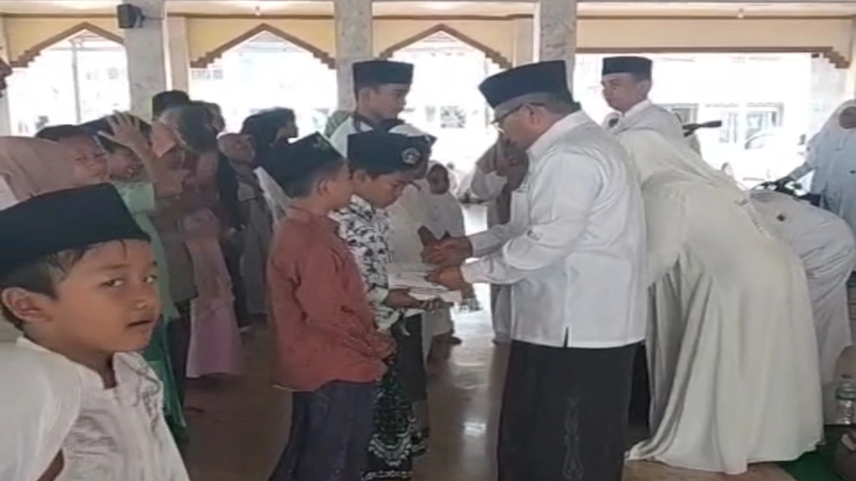 MTP IPHI Bojonegoro menyerahkan santunan kepada anak yatim saat Forum Ukhuwah dalam rangka menyambut Tahun Baru Hijriyah 1448 H di Masjid Baabus Shofa.
