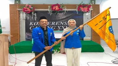 Anggun Sofia Ardila menerima estafet kepemimpinan PMII Bojonegoro pada Konfercab XXIX di Ponpes Al-Aly Mayangrejo.