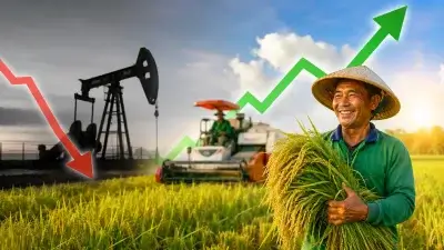 Petani memegang hasil panen padi dengan latar mesin panen dan ilustrasi penurunan sektor migas serta pertumbuhan pertanian di Bojonegoro.