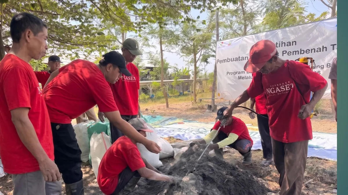 Petani hutan Desa Ngasem mengikuti pelatihan pembuatan kompos pembenah tanah dalam program PEPC Zona 12 di Bojonegoro.