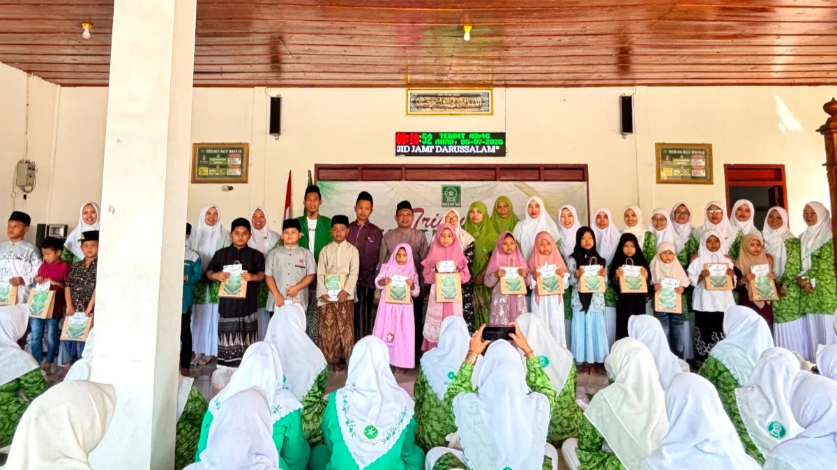PC Fatayat NU Bojonegoro berfoto bersama anak yatim dan piatu usai penyerahan santunan dalam kegiatan Muharram Berbahagia di Masjid Darus Salam Bubulan.