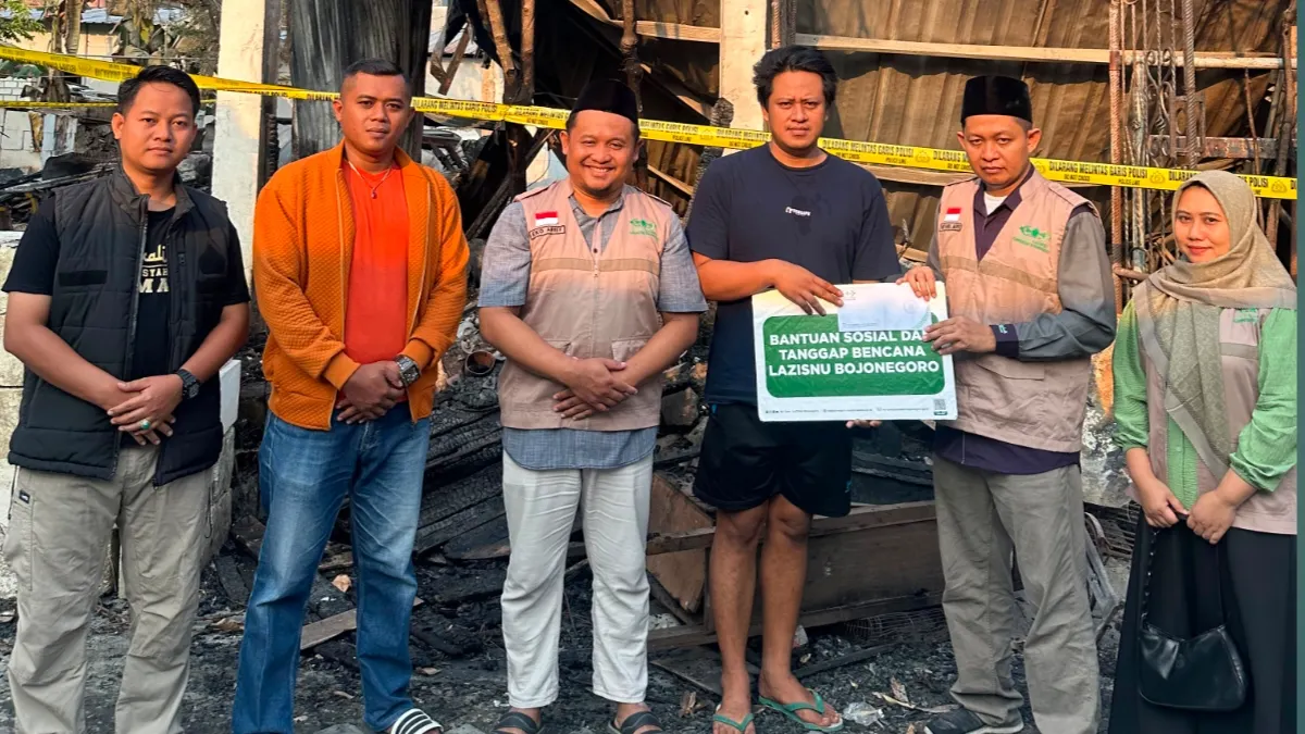 Ketua LAZISNU PCNU Bojonegoro Eko Arief Cahyono menyerahkan santunan kepada Edi, korban kebakaran rumah di Campurejo Bojonegoro.