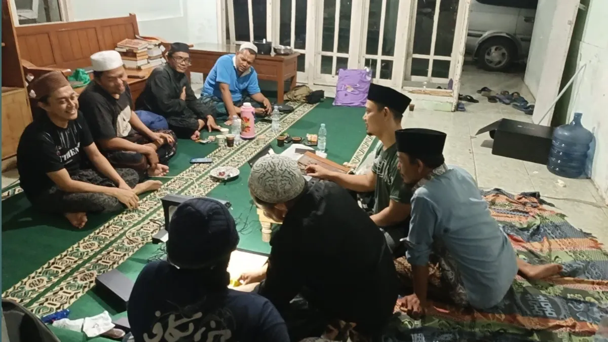 Tim Ihya'ut Turots Bojonegoro-Tuban mendigitalisasi manuskrip peninggalan KH Munawir Cangaan Kanor di Bojonegoro.
