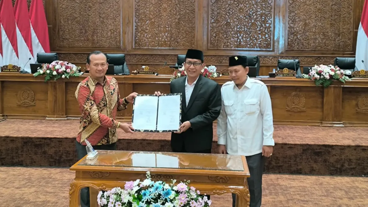 Bupati Bojonegoro Setyo Wahono bersama pimpinan DPRD menandatangani persetujuan Raperda Pertanggungjawaban APBD Tahun Anggaran 2025 di ruang paripurna DPRD.